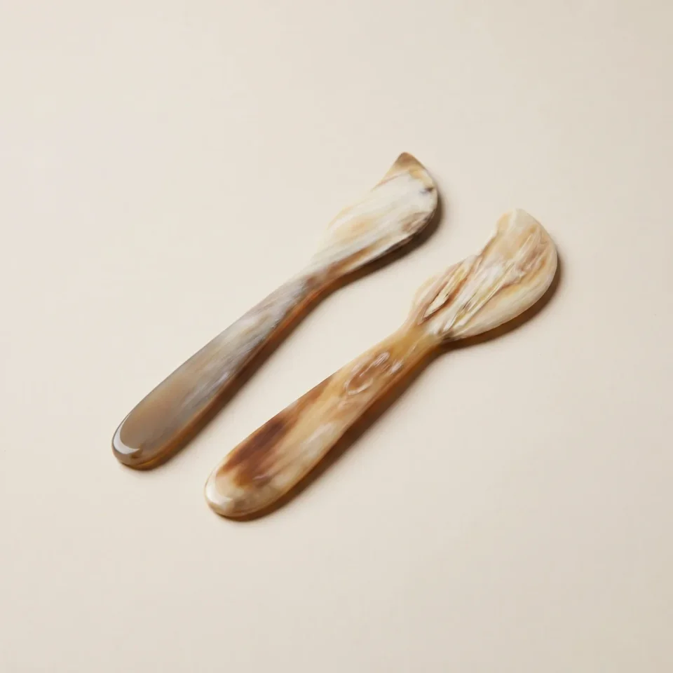 Kitchen product image: two horn spreader knives on a neutral background
