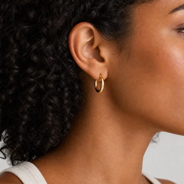 Preview image of the Earring Closeup preset: A close view of the ear, so the shape and size of the earring are easy to see.
